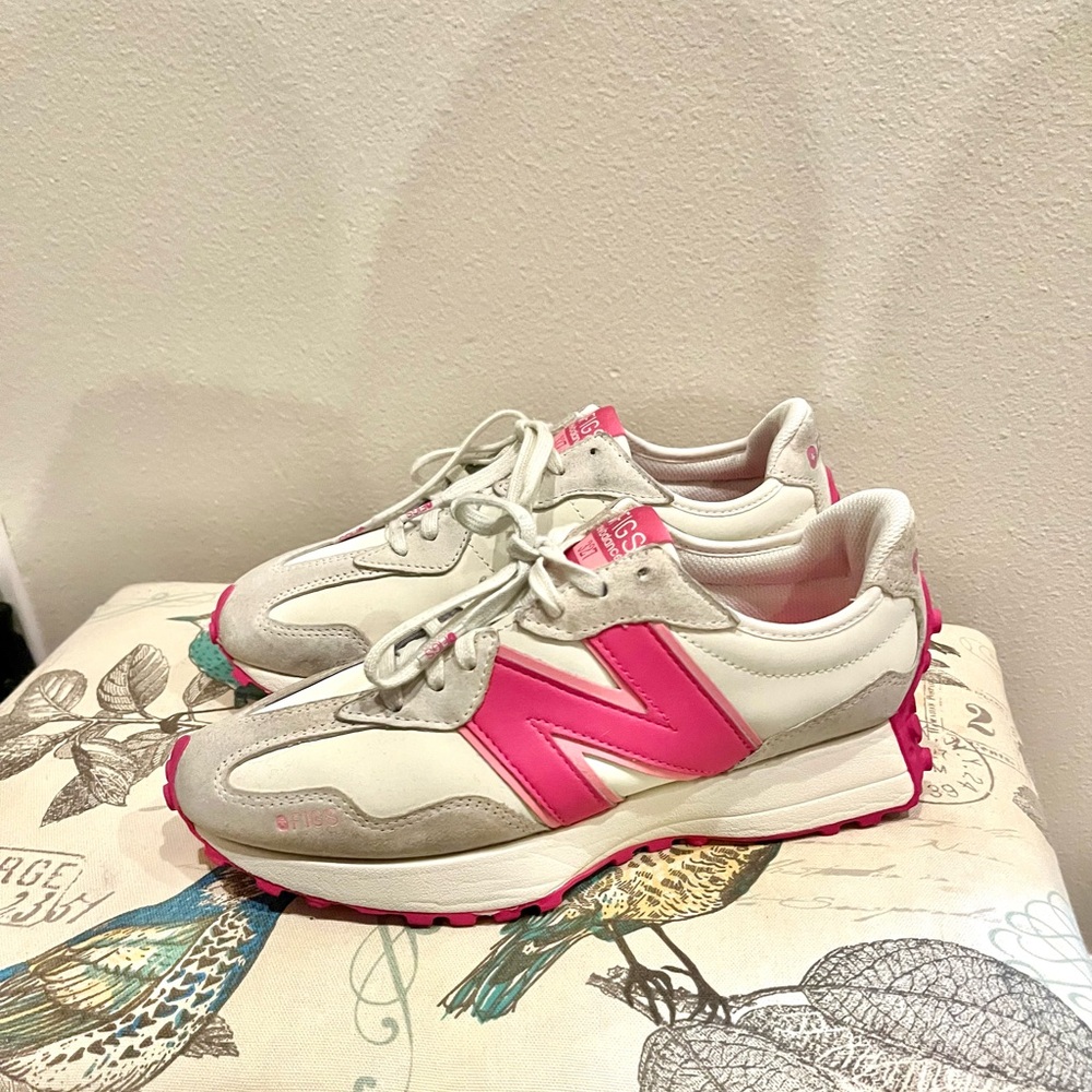 New Balance 327 x FIGS Pink, white/cream
Size Women’s 9.5 - Picture 6 of 13